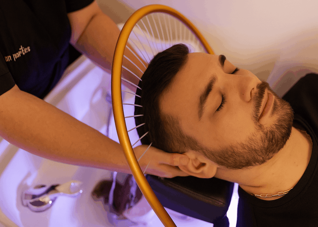 homme-qui-fait-un-head-spa-en-institut