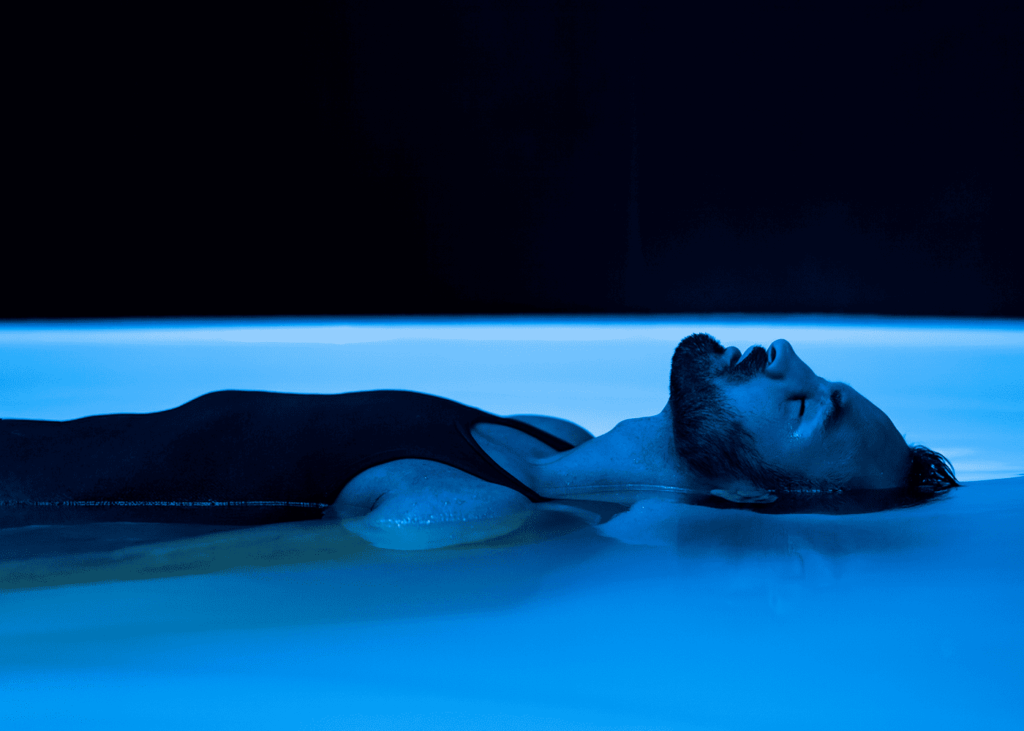 homme-qui-fait-une-seance-de-flottaison-en-isolation-sensorielle