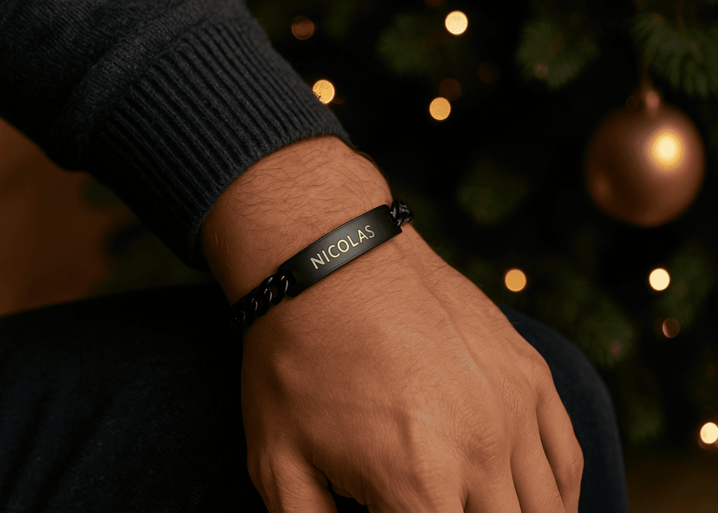 homme-qui-porte-un-bracelet-noir-grave-avec-le-prenom-nicolas-devant-un-sapin-de-noel