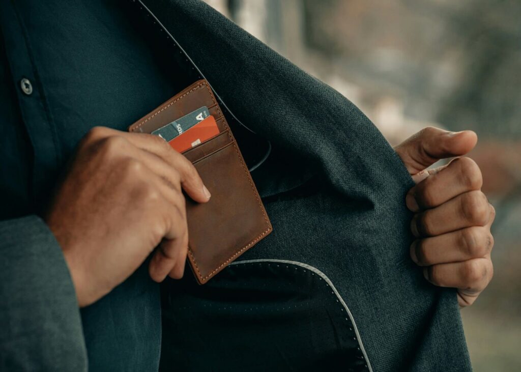 homme-qui-range-un-porte-monnaie-dans-sa-veste