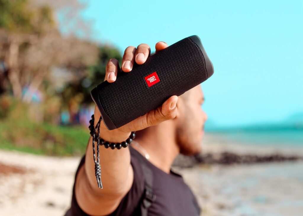 homme-qui-tient-une-enceinte-jbl-dans-la-main-droite