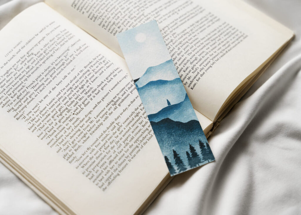 marque-page-avec-dessin-bleu-pose-sur-un-livre-ouvert