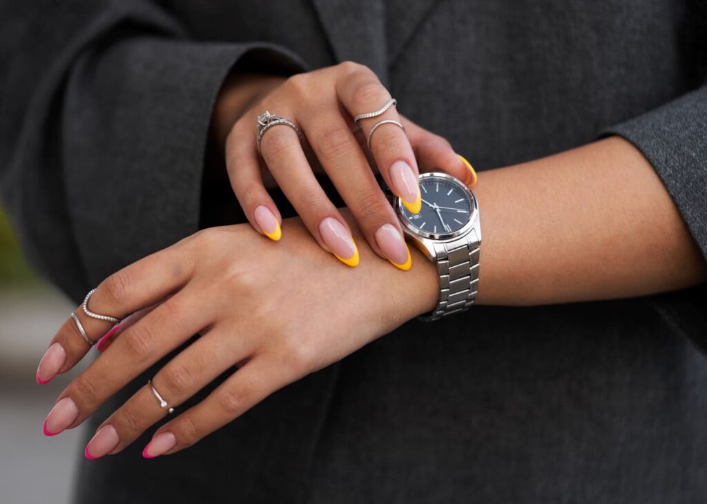 plan-rapproche-d-une-femme-qui-touche-sa-montre-a-son-poignet