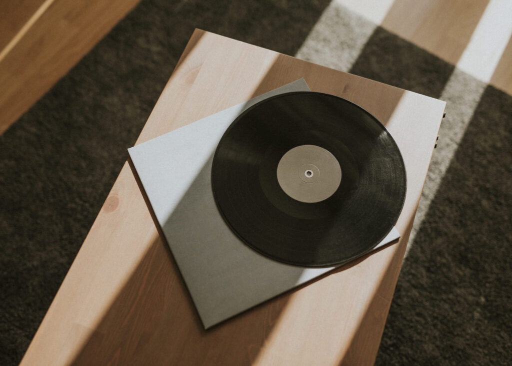 vinyle-avec-pochette-pose-sur-une-table-en-bois