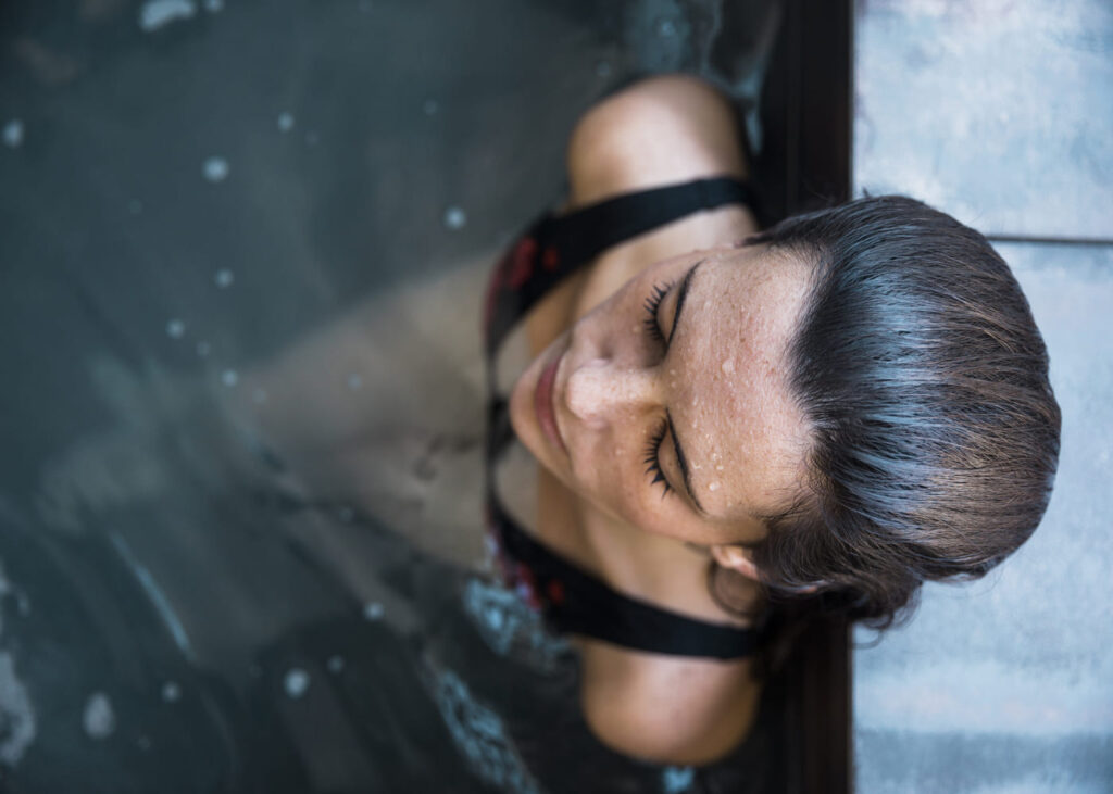 vue-du-dessus-d-une-femme-qui-se-detend-dans-une-piscine-en-station-thermale
