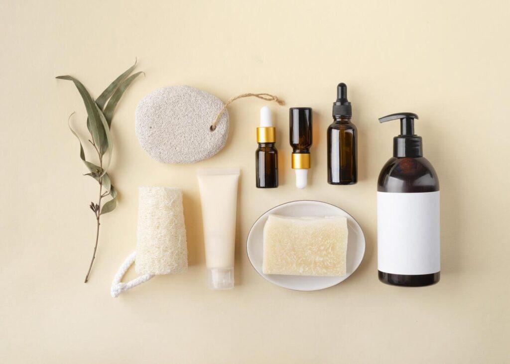 vue-du-dessus-de-produits-naturels-sur-fond-beige