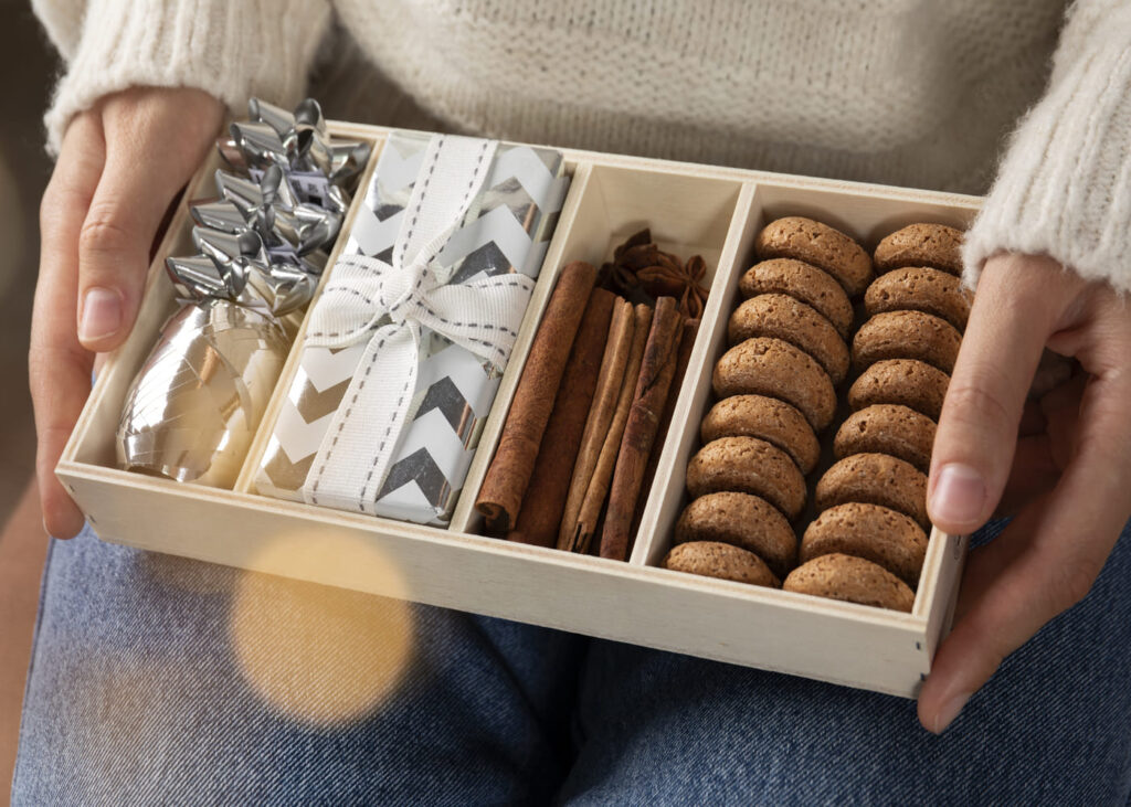 vue-rapprochee-d-une-femme-tenant-un-coffret-gourmand-dans-les-mains