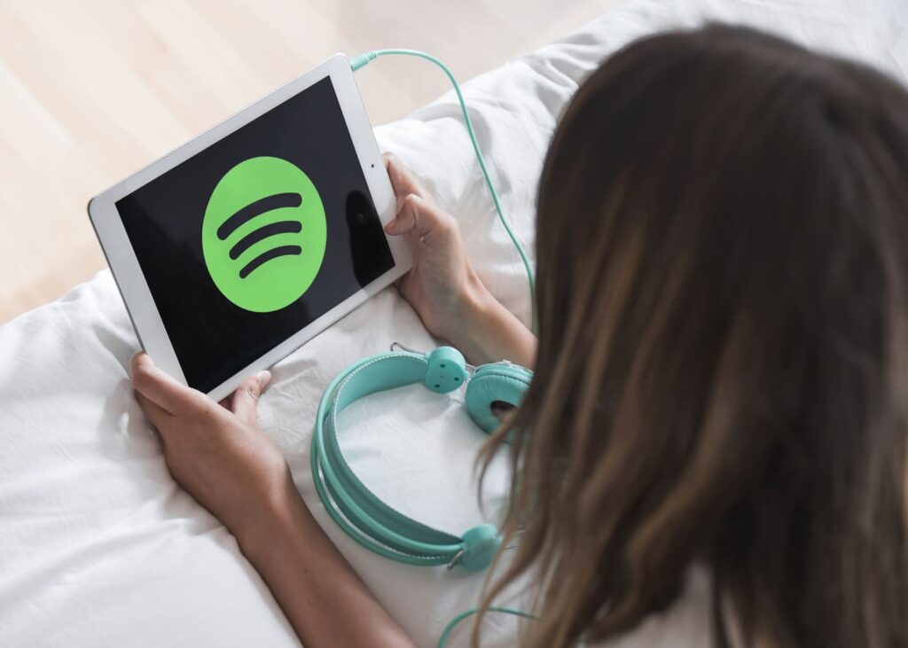 vue-rapprochee-de-dos-d-une-jeune-fille-qui-utilise-spotify-sur-sa-tablette