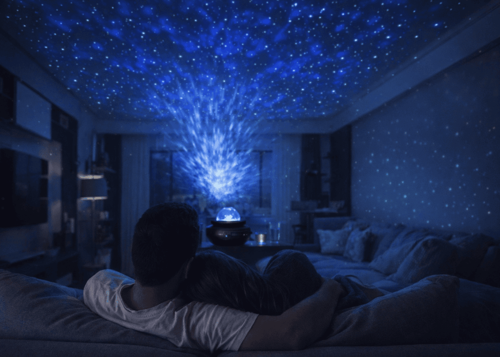 couple-enlace-sur-le-canape-admirant-leur-plafond-parseme-d-etoiles-grace-a-un-projecteur