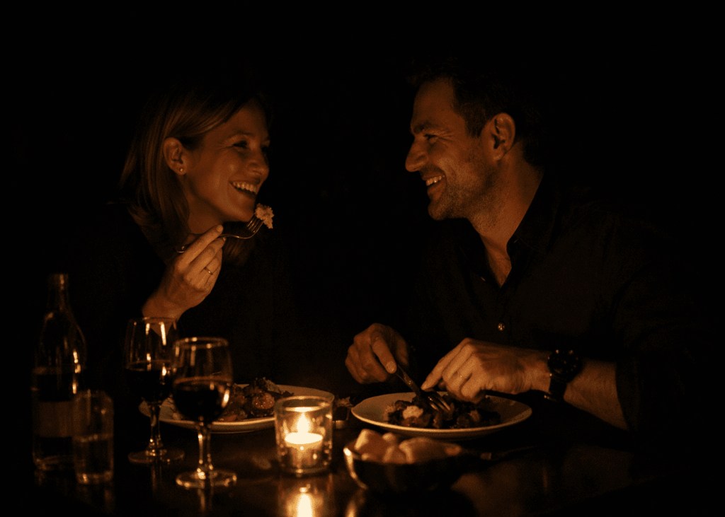 couple-heureux-qui-dine-dans-un-restaurant-dans-le-noir