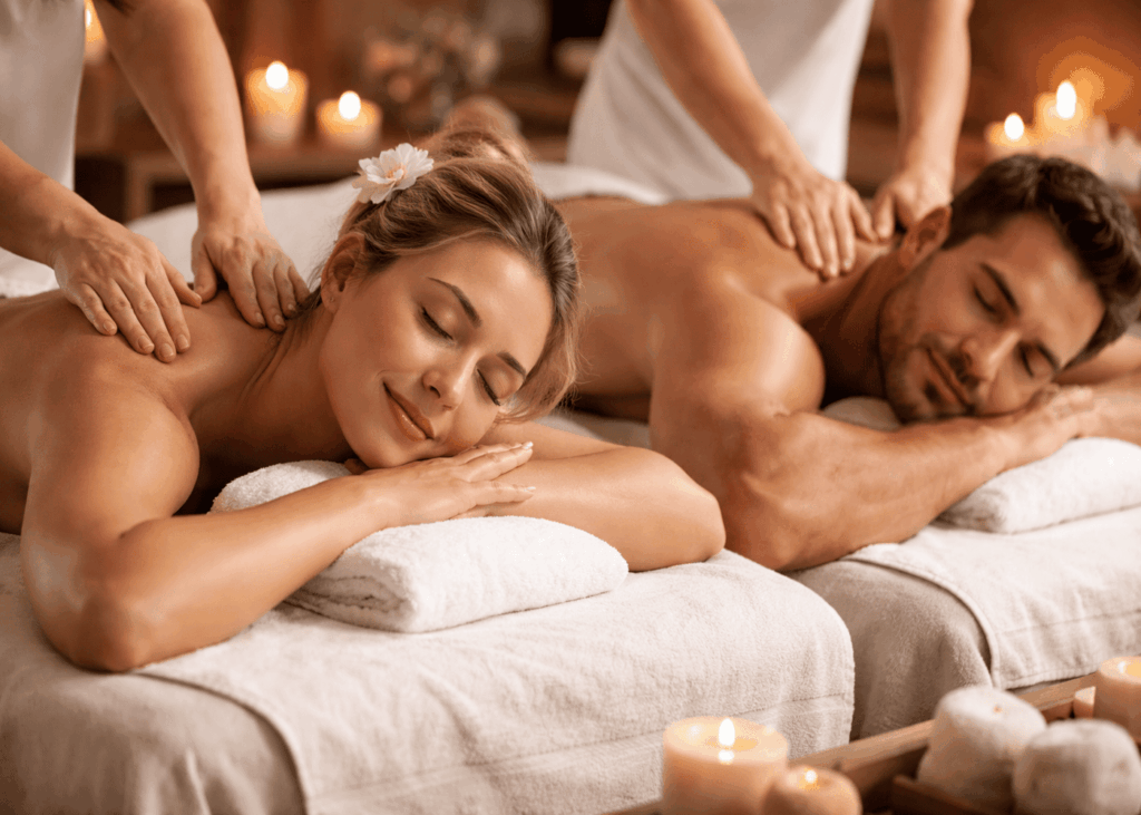 couple-qui-fait-un-massage-en-duo-cote-a-cote