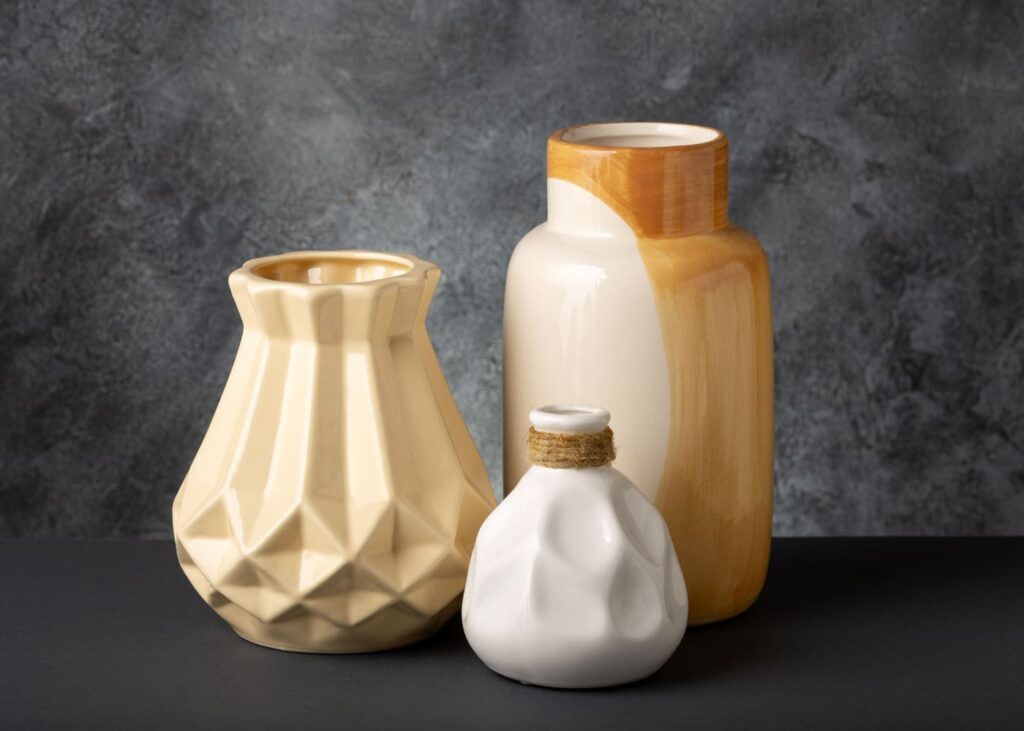 ensemble-de-vases-et-pots-blancs-et-beiges-sur-fond-gris-fonce