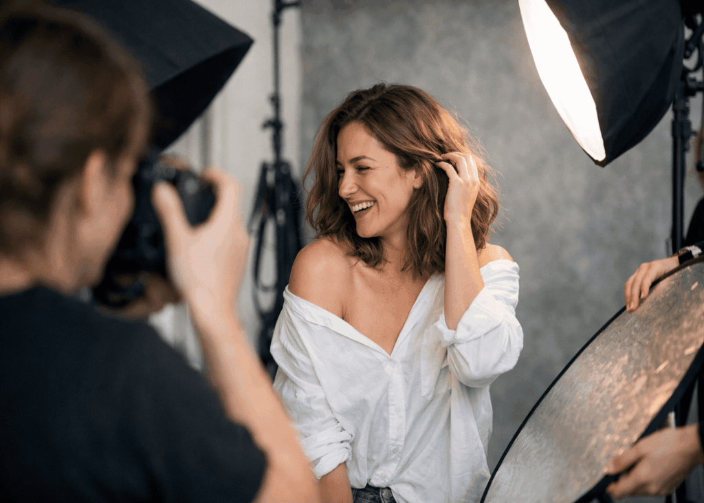 femme-souriante-qui-fait-un-shooting-photo-professionnel-dans-un-studio