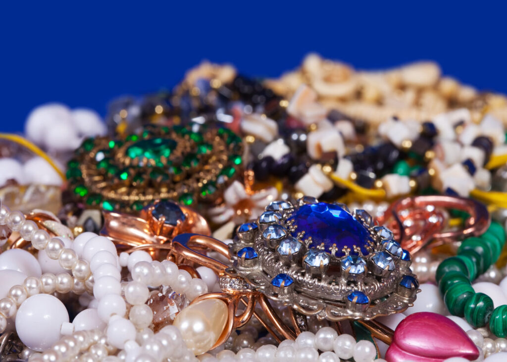 gros-plan-de-bijoux-fantaisies-sur-fon-bleu-fonce