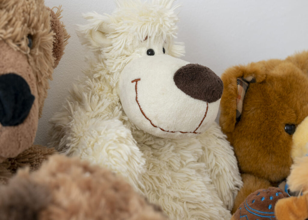gros-plan-sur-un-ours-en-peluche-blancs-entoures-d-autres-peluches