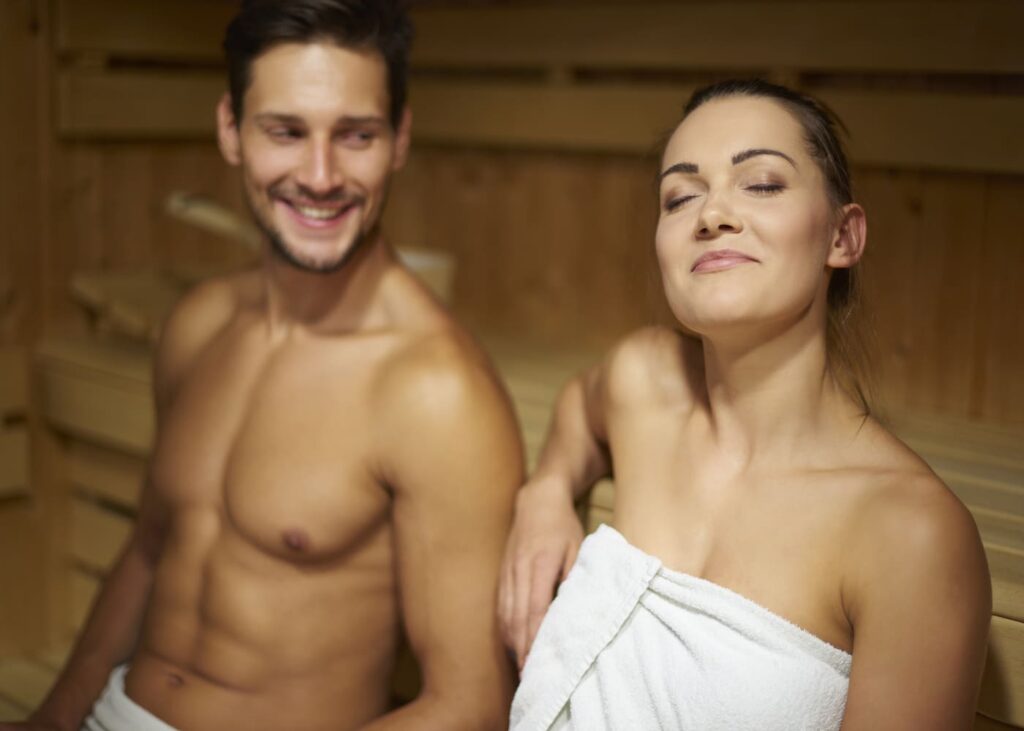 jeune-couple-souriant-dans-un-sauna