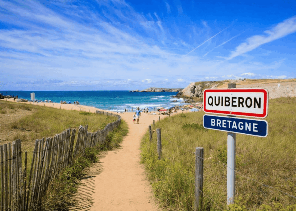 chemin-de-sable-menant-vers-la-mer-a-quiberon-en-bretagne