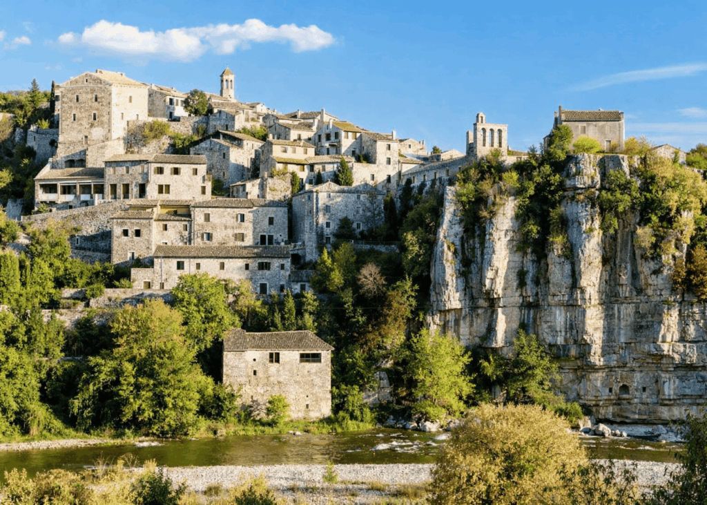 vue-du-village-de-balazuc-en-ardeche