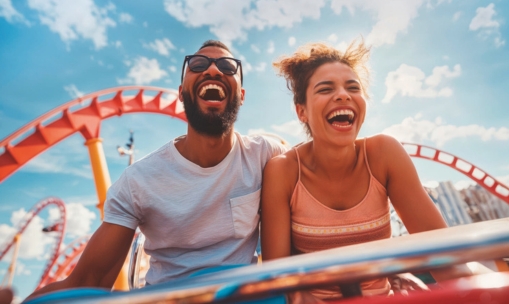 homme-femme-sur-roller-coaster
