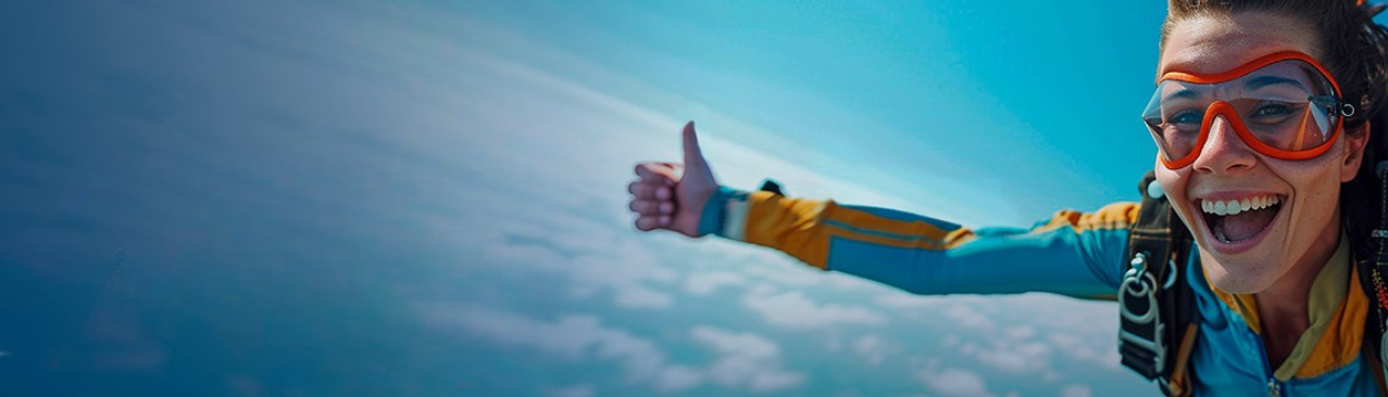 femme heureuse qui fait un saut en parachute