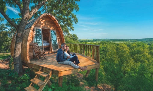 couple-devant-une-cabane-insolite