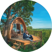 couple-devant-une-cabane-insolite