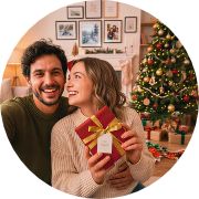 couple-devant-un-sapin-de-noel