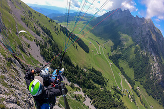 Vol en parapente depuis le Crêt du Loup - Ailes des Aravis - La Clusaz (74)