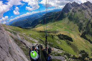 Vol en parapente depuis le Crêt du Loup - Ailes des Aravis - La Clusaz (74)