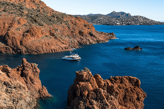 Croisière Commentée En Catamaran Le Long Du Littoral Raphaëlois