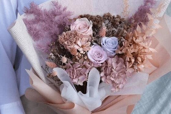 Atelier création d'un bouquet de fleurs stabilisées à Paris 2ème