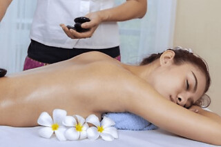Massage relaxant à Paris 1er - Massage aux pierres chaudes - 1h30