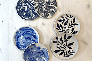 Atelier modelage Grande assiette en sgraffito à Aix-en-Provence - Atelier gravure sgraffito sur céramique - 2h