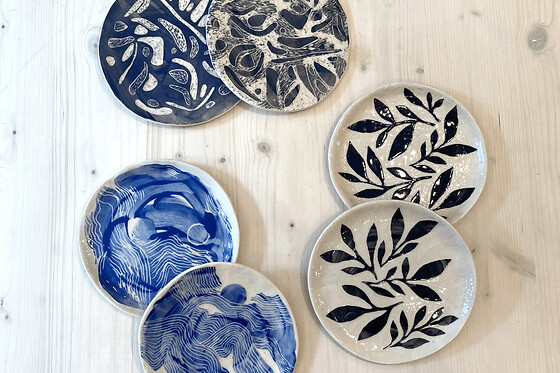 Atelier modelage Grande assiette en sgraffito à Aix-en-Provence - Atelier gravure sgraffito sur céramique - 2h