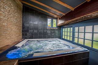 Accès au spa avec bain à remous privatif en duo au Château de l'Abbaye à Moreilles (85)