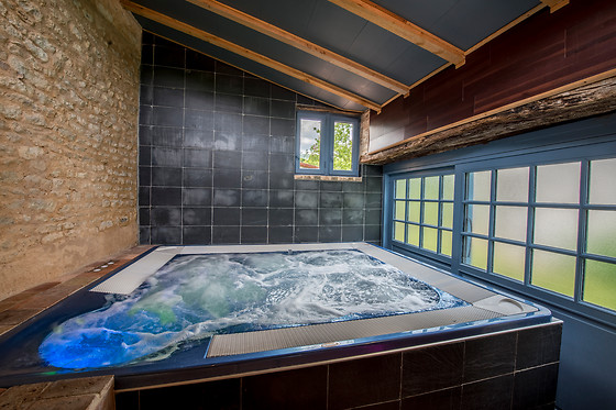 Accès au spa avec bain à remous privatif en duo au Château de l'Abbaye à Moreilles (85)
