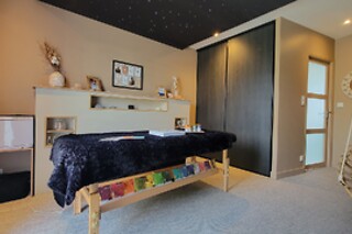 Un massage du corps aux pochons chauds chez Évasion Sensorielle à L'Huisserie (53)