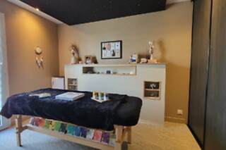 Un massage du corps aux pochons chauds chez Évasion Sensorielle à L'Huisserie (53)