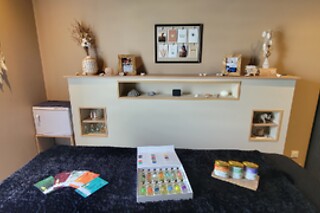 Un massage du corps aux pochons chauds chez Évasion Sensorielle à L'Huisserie (53)