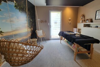 Un massage du corps aux pochons chauds chez Évasion Sensorielle à L'Huisserie (53)