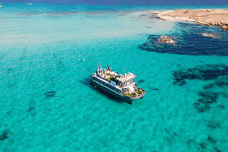 Journée en bateau à Formentera + sunset party depuis Ibiza