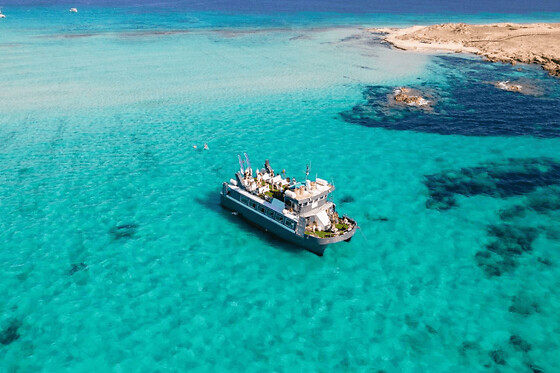 Journée en bateau à Formentera + sunset party depuis Ibiza