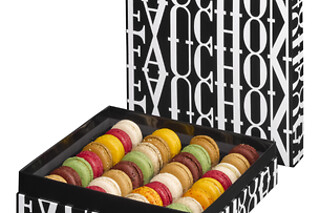 Un coffret de macarons avec boisson pétillante - FAUCHON Paris