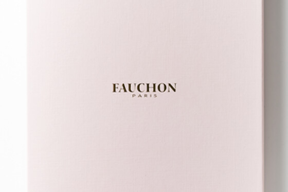 Un écrin de chocolats ganaches et pralinés avec boisson pétillante - FAUCHON Paris