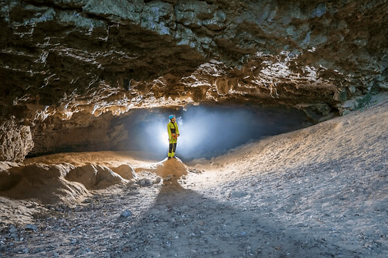 Spéléologie dans la Grotte Aven Cordier (07)