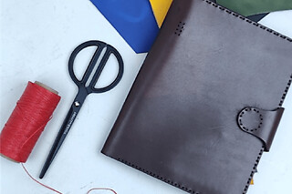 Atelier création d'une pochette pour carnet en cuir à Bruxelles