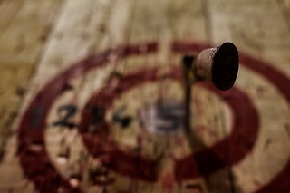 Une partie de lancer de hache en groupe - L'Hache prise Lesquin (59)
