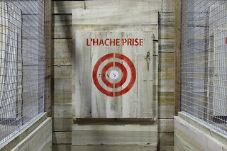 Une partie de lancer de hache en groupe - L'Hache prise Lesquin (59)