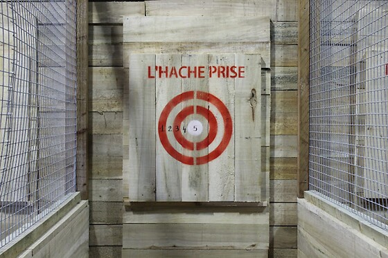Une partie de lancer de hache en groupe - L'Hache prise Lesquin (59)