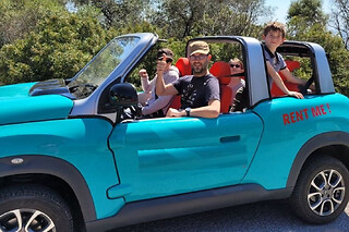 Balade guidée sur la côte d'Azur en cabriolet électrique bleu